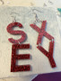SE-XY - tummanpunainen