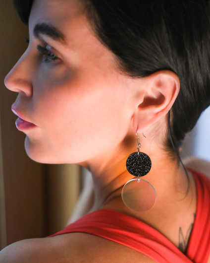 Kristalliyö -mustahopeaglitter/hologrammi-