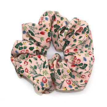 Kaunis scrunchie kukkakuosilla
