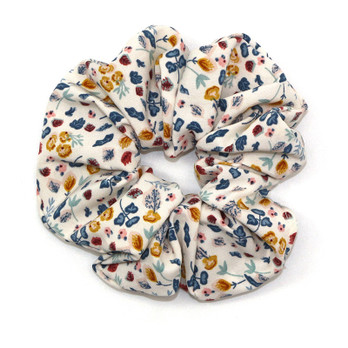 Pirteä scrunchie pikkukukkasilla