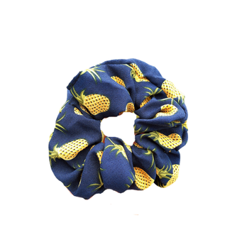 Sininen scrunchie ananaksilla