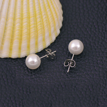 Valkoiset helmi nappikorvikset (4-8mm)