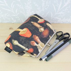 Sienimetsä -pussukka/penaali