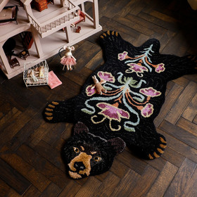 Mustakarhu -sisustusmatto