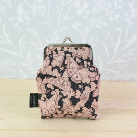 Yöperhonen -pieni kukkaro