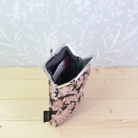 Yöperhonen -pieni kukkaro