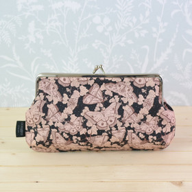 Yöperhonen -pussukka/penaali