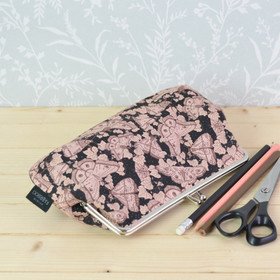 Yöperhonen -pussukka/penaali