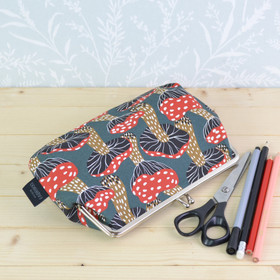 Kärpässieni -pussukka/penaali