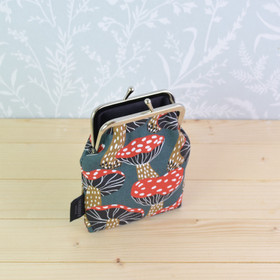 Kärpässieni -pieni kukkaro