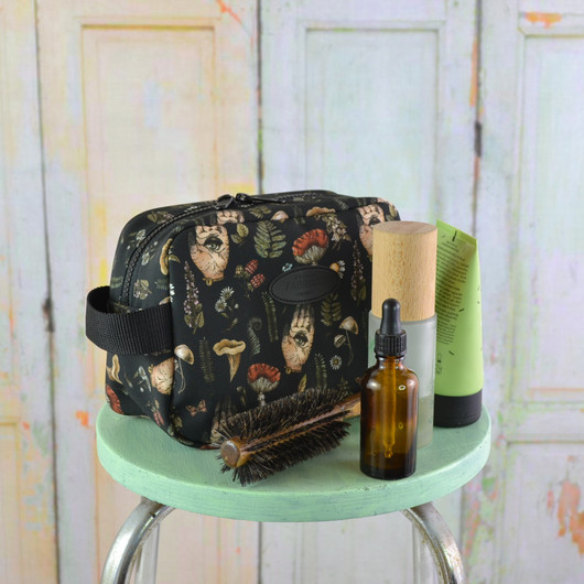 Ennustaja -toilettilaukku M