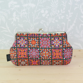 Isoäidinneliö -pussukka/penaali