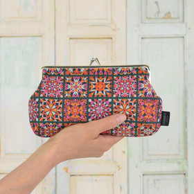 Isoäidinneliö -pussukka/penaali