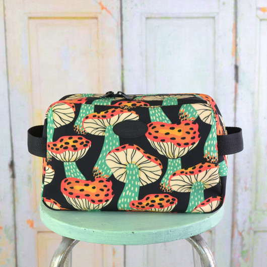 Kärpässieni -toilettilaukku L