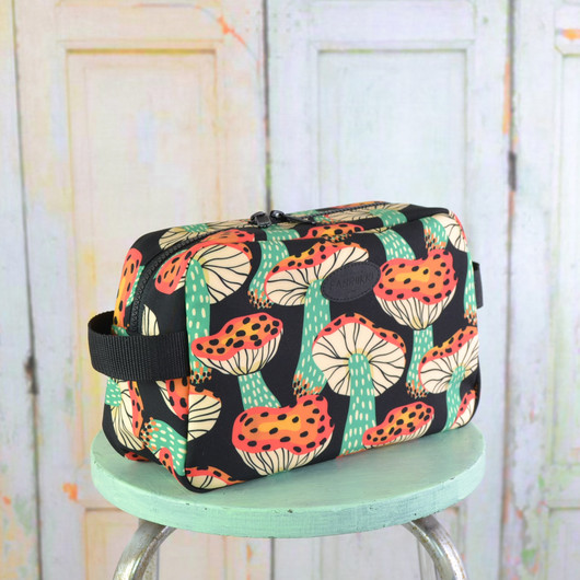 Kärpässieni -toilettilaukku L