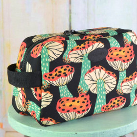 Kärpässieni -toilettilaukku L