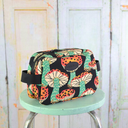 Kärpässieni -toilettilaukku M