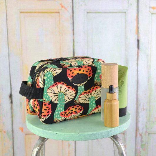 Kärpässieni -toilettilaukku M