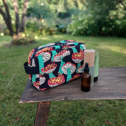 Kärpässieni -toilettilaukku L