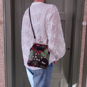 Viinimarjat -kukkarolaukku Midi 