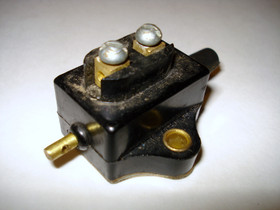 Jarruvalokytkin jalka