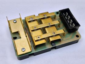 Jännitteensäädin 12V IC - liitin 