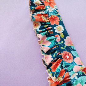 Syli-romperin frillan kiinnittäminen