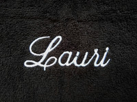 Käsipyyhe musta, omalla tekstillä