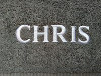 Käsipyyhe harmaa, omalla tekstillä