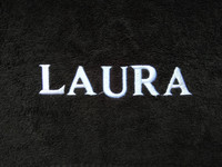 Kylpypyyhe musta, omalla tekstillä