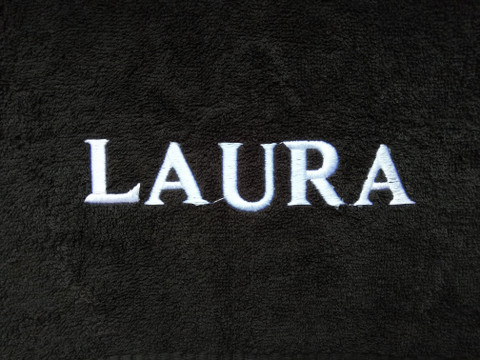 Kylpypyyhe musta, omalla tekstillä