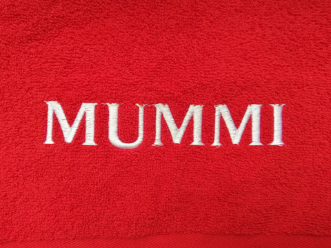 Kylpypyyhe punainen, omalla tekstillä