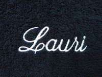 Kylpypyyhe tummansininen, omalla tekstillä