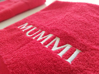 Kylpypyyhe pinkki, omalla tekstillä