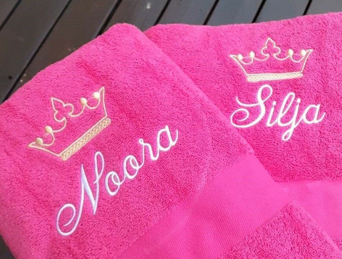 Kylpypyyhe pinkki, omalla tekstillä