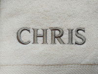 Valkoinen kylpytakki ja pyyhe, omalla tekstillä