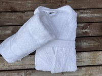 Valkoinen kylpytakki ja pyyhe, omalla tekstillä