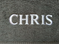 Harmaa kylpytakki ja pyyhe, omalla tekstillä 