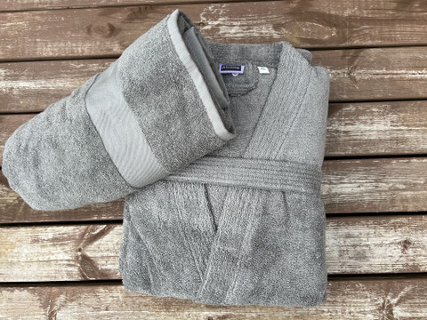 Harmaa kylpytakki ja pyyhe, omalla tekstillä 