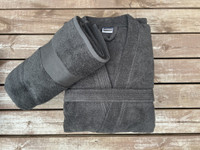 Musta kylpytakki ja pyyhe, omalla tekstillä