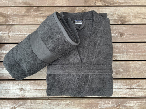 Musta kylpytakki ja pyyhe, omalla tekstillä