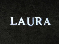 Musta kylpytakki ja pyyhe, omalla tekstillä