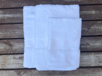 Valkoinen pyyhesetti, omalla tekstillä 