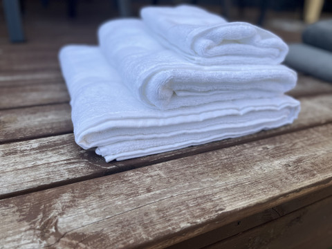 Valkoinen pyyhesetti, omalla tekstillä 