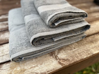 Harmaa pyyhesetti, omalla tekstillä 