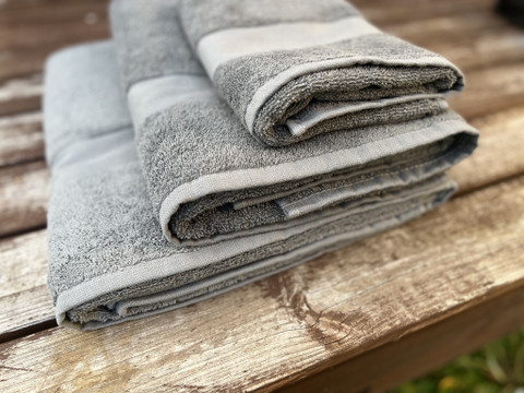 Harmaa pyyhesetti, omalla tekstillä 