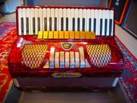 Myydään asiakkaan lukuun: Haitari 4-äänikertainen Köhler Klingenthal S.a(käyt) + kotelo(käyt)