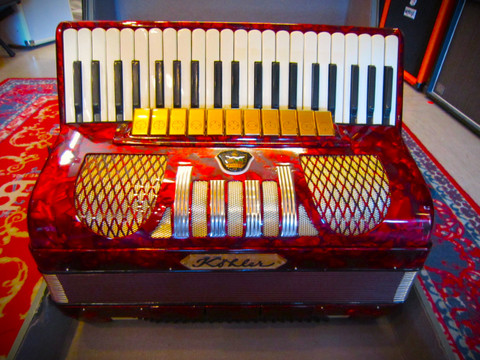 Myydään asiakkaan lukuun: Haitari 4-äänikertainen Köhler Klingenthal S.a(käyt) + kotelo(käyt)