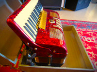 Myydään asiakkaan lukuun: Haitari 4-äänikertainen Köhler Klingenthal S.a(käyt) + kotelo(käyt)