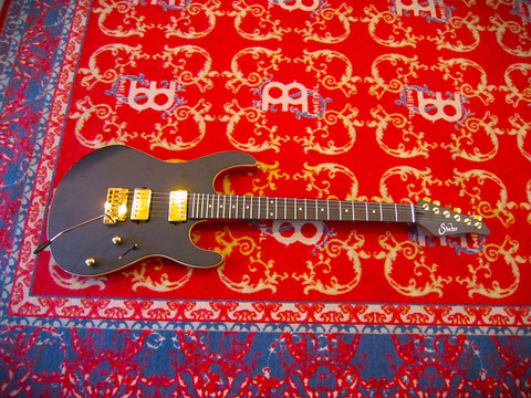 Myydään asiakkaan lukuun: Sähkökitara 